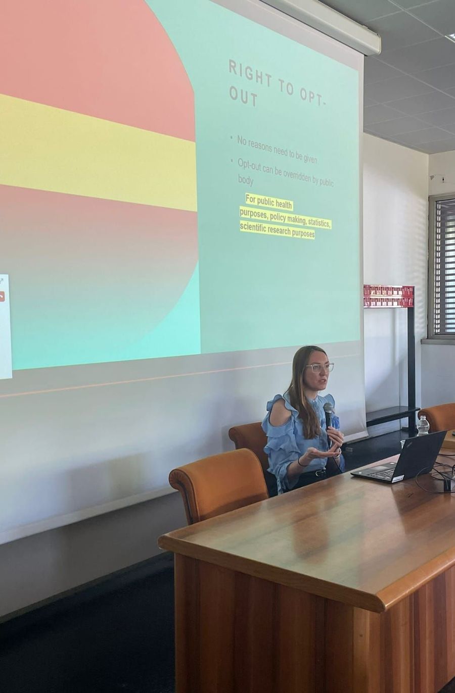 Presenting a slide on the right to opt out at the School of Law, University of Salerno